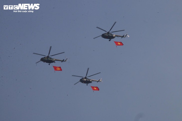 Cận cảnh trực thăng kéo cờ, tiêm kích Su30-MK2 thả nhiễu trên bầu trời TP. Hồ Chí Minh - ảnh 4