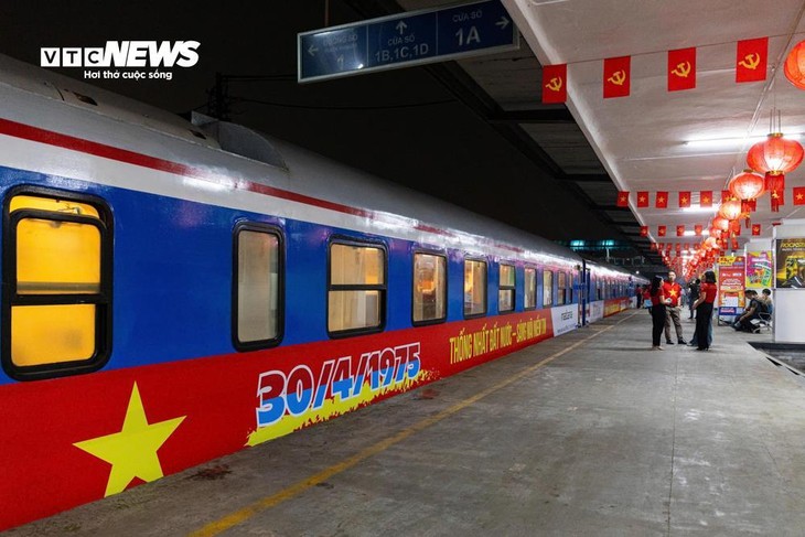 Ga Hà Nội rực sắc đỏ, đoàn tàu Thống Nhất khởi hành trong niềm tự hào dân tộc - ảnh 5