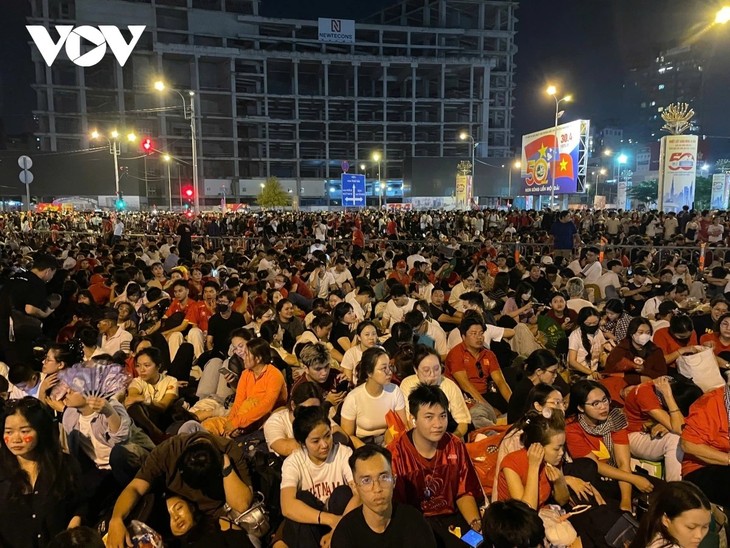 Trung tâm TP. Hồ Chí Minh chật cứng người chờ xem diễu binh, diễu hành - ảnh 6