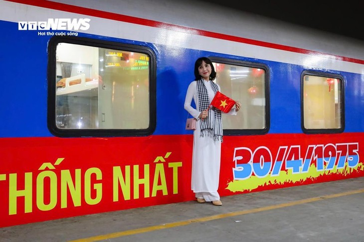 Ga Hà Nội rực sắc đỏ, đoàn tàu Thống Nhất khởi hành trong niềm tự hào dân tộc - ảnh 6