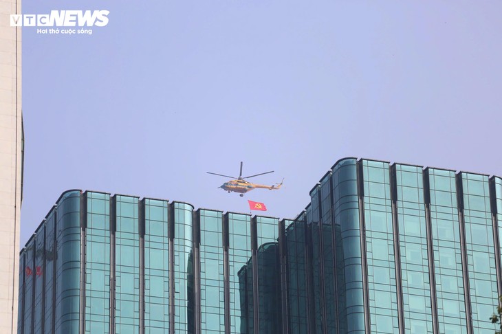 Cận cảnh trực thăng kéo cờ, tiêm kích Su30-MK2 thả nhiễu trên bầu trời TP. Hồ Chí Minh - ảnh 5