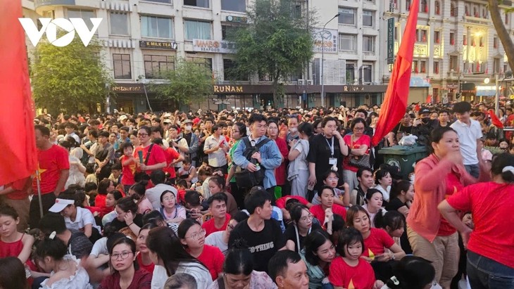 Trung tâm TP. Hồ Chí Minh chật cứng người chờ xem diễu binh, diễu hành - ảnh 7