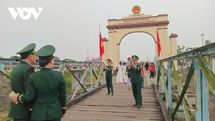 Lễ Thượng cờ “Thống nhất non sông” tại đôi bờ Hiền Lương - Bến Hải - ảnh 6
