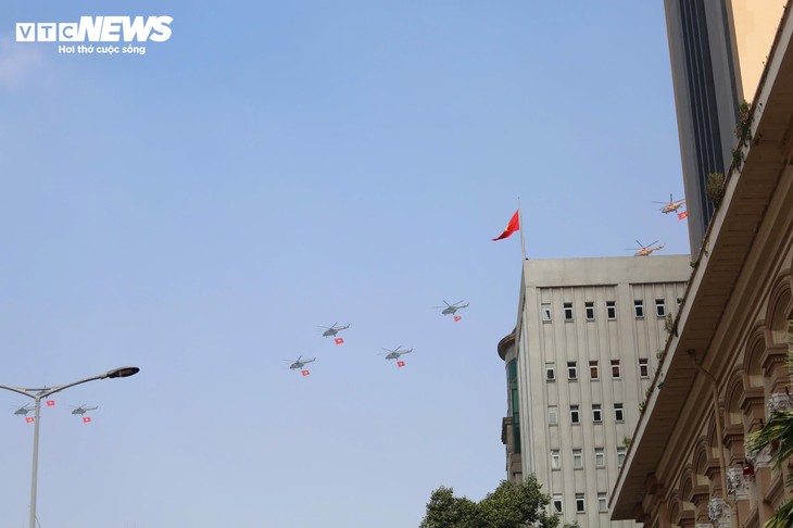 Cận cảnh trực thăng kéo cờ, tiêm kích Su30-MK2 thả nhiễu trên bầu trời TP. Hồ Chí Minh - ảnh 6