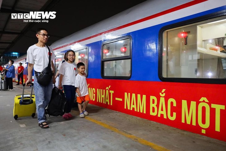 Ga Hà Nội rực sắc đỏ, đoàn tàu Thống Nhất khởi hành trong niềm tự hào dân tộc - ảnh 7