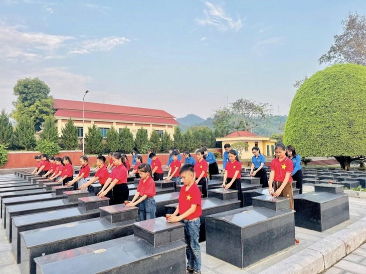 Người dân các địa phương tự hào, xúc động theo dõi tường thuật lễ kỷ niệm 30/4 - ảnh 6