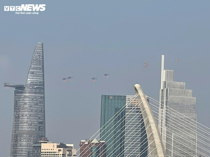 Cận cảnh trực thăng kéo cờ, tiêm kích Su30-MK2 thả nhiễu trên bầu trời TP. Hồ Chí Minh - ảnh 7