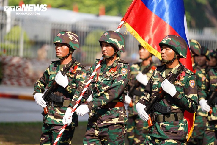Hình ảnh đặc biệt của quân đội Trung Quốc - Lào - Campuchia tại lễ diễu binh 30/4 - ảnh 7