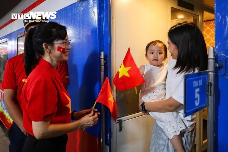 Ga Hà Nội rực sắc đỏ, đoàn tàu Thống Nhất khởi hành trong niềm tự hào dân tộc - ảnh 8