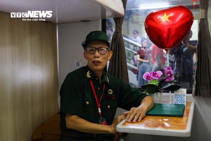 Ga Hà Nội rực sắc đỏ, đoàn tàu Thống Nhất khởi hành trong niềm tự hào dân tộc - ảnh 9