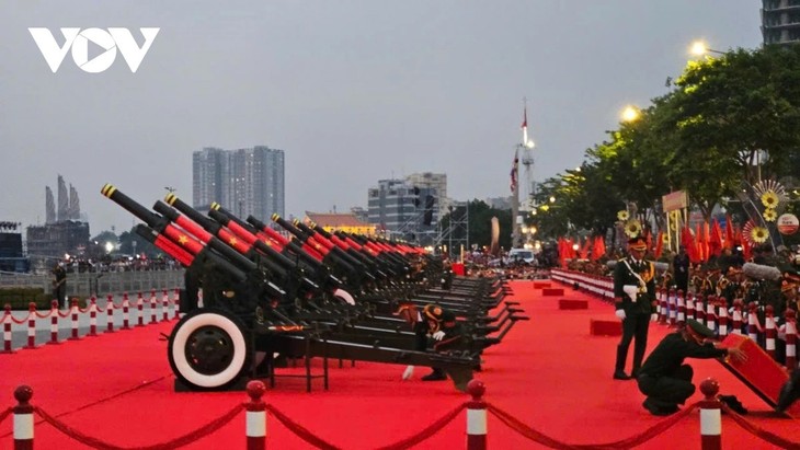 Trung tâm TP. Hồ Chí Minh chật cứng người chờ xem diễu binh, diễu hành - ảnh 9