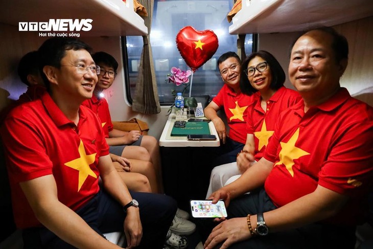 Ga Hà Nội rực sắc đỏ, đoàn tàu Thống Nhất khởi hành trong niềm tự hào dân tộc - ảnh 10