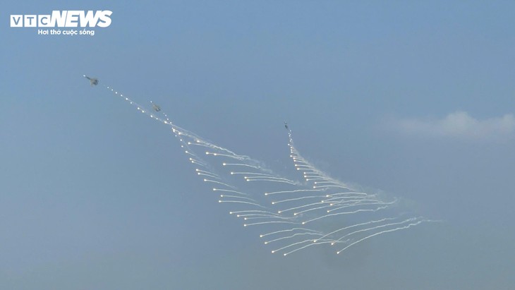 Cận cảnh trực thăng kéo cờ, tiêm kích Su30-MK2 thả nhiễu trên bầu trời TP. Hồ Chí Minh - ảnh 9