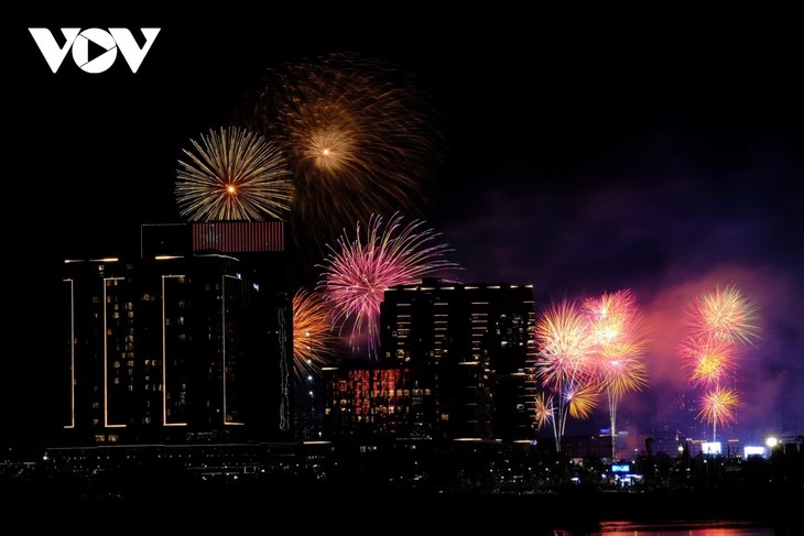 Pháo hoa rực rỡ ghi dấu kỷ niệm 50 năm ngày thống nhất non sông - ảnh 11