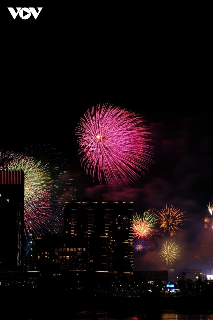 Pháo hoa rực rỡ ghi dấu kỷ niệm 50 năm ngày thống nhất non sông - ảnh 13