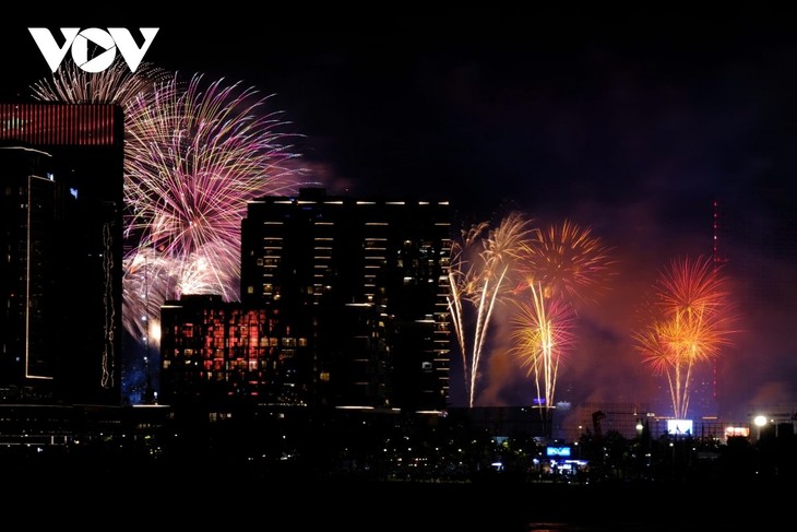 Pháo hoa rực rỡ ghi dấu kỷ niệm 50 năm ngày thống nhất non sông - ảnh 14