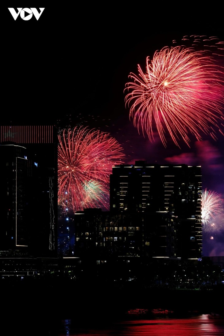 Pháo hoa rực rỡ ghi dấu kỷ niệm 50 năm ngày thống nhất non sông - ảnh 15