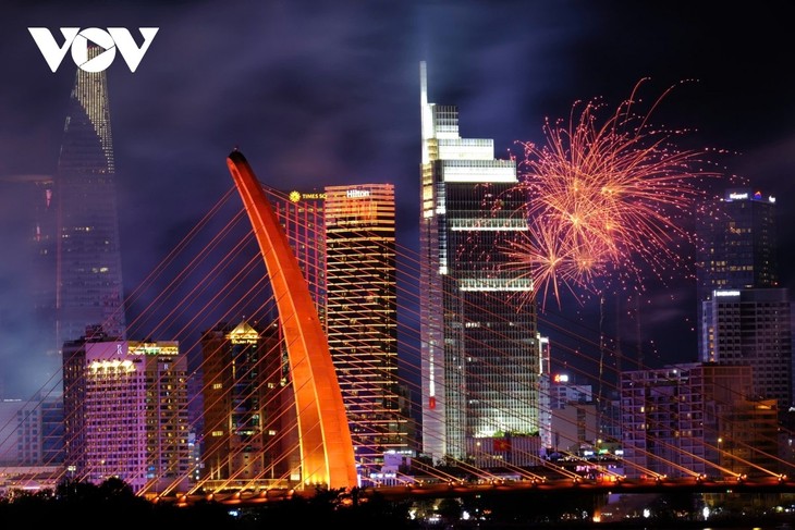 Pháo hoa rực rỡ ghi dấu kỷ niệm 50 năm ngày thống nhất non sông - ảnh 2