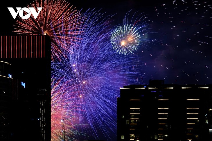 Pháo hoa rực rỡ ghi dấu kỷ niệm 50 năm ngày thống nhất non sông - ảnh 3