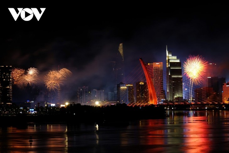 Pháo hoa rực rỡ ghi dấu kỷ niệm 50 năm ngày thống nhất non sông - ảnh 5