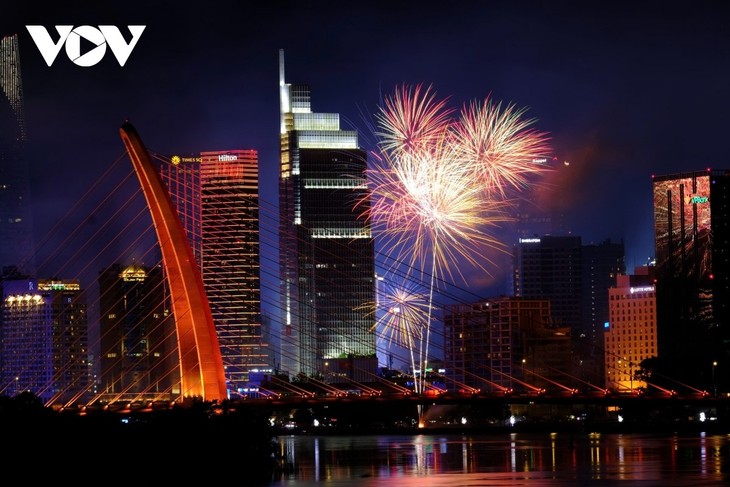 Pháo hoa rực rỡ ghi dấu kỷ niệm 50 năm ngày thống nhất non sông - ảnh 7