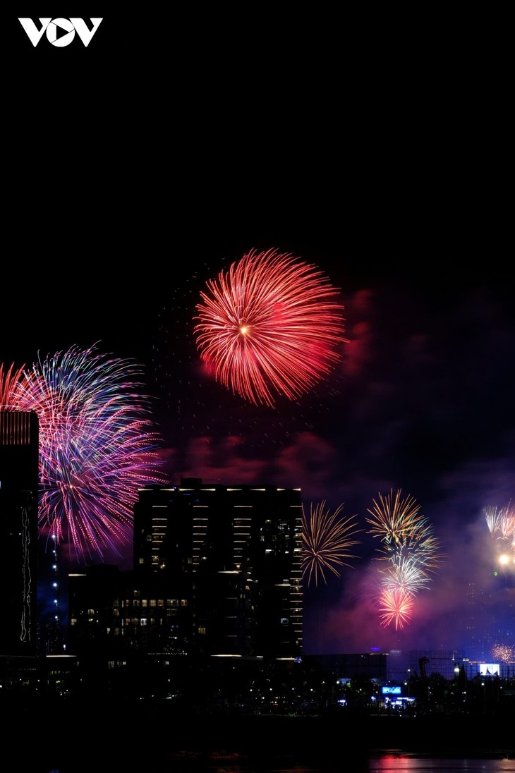 Pháo hoa rực rỡ ghi dấu kỷ niệm 50 năm ngày thống nhất non sông - ảnh 9