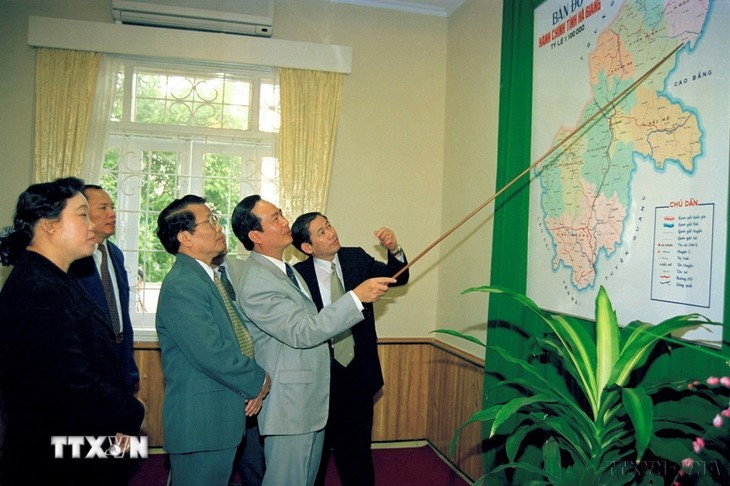 Nguyên Chủ tịch nước Trần Đức Lương - nhà lãnh đạo hết lòng phục vụ sự nghiệp cách mạng - ảnh 9