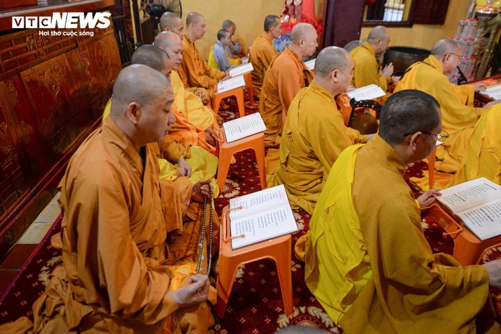 Linh thiêng khoảnh khắc chùa Quán Sứ cử ba hồi chuông trống cầu quốc thái dân an sáng 1/7 - ảnh 11