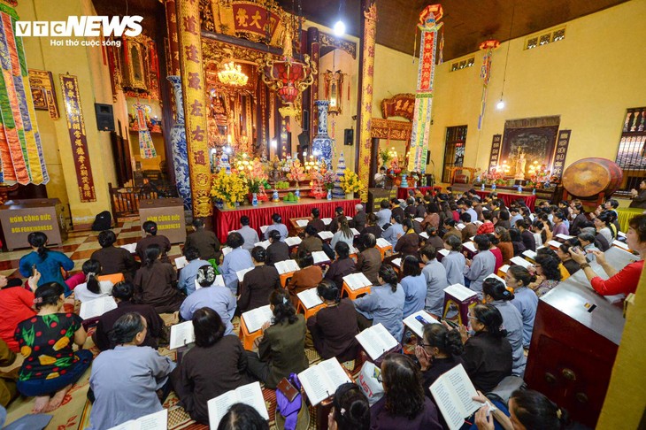 Linh thiêng khoảnh khắc chùa Quán Sứ cử ba hồi chuông trống cầu quốc thái dân an sáng 1/7 - ảnh 12