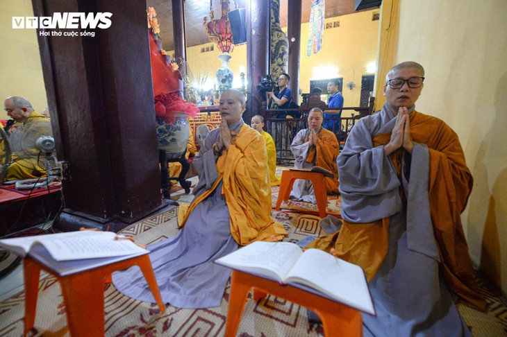 Linh thiêng khoảnh khắc chùa Quán Sứ cử ba hồi chuông trống cầu quốc thái dân an sáng 1/7 - ảnh 13