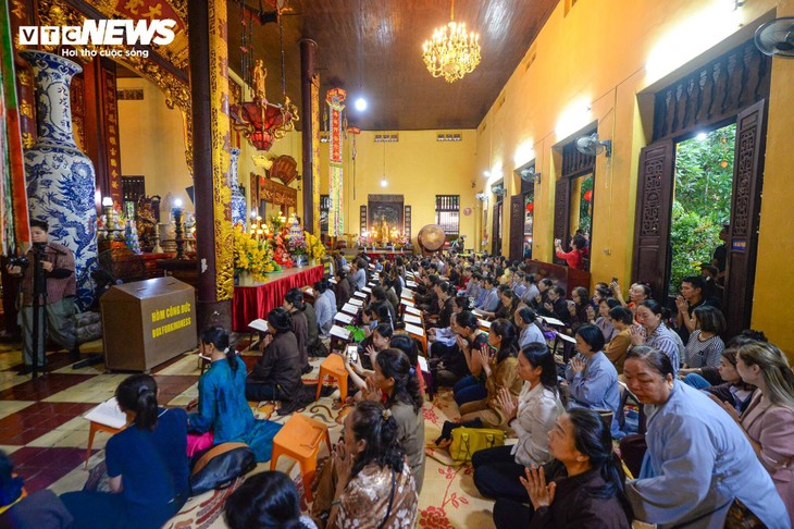 Linh thiêng khoảnh khắc chùa Quán Sứ cử ba hồi chuông trống cầu quốc thái dân an sáng 1/7 - ảnh 1