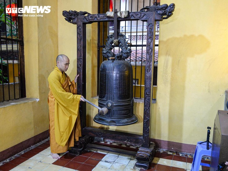 Linh thiêng khoảnh khắc chùa Quán Sứ cử ba hồi chuông trống cầu quốc thái dân an sáng 1/7 - ảnh 2