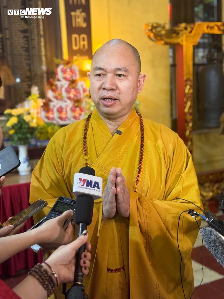 Linh thiêng khoảnh khắc chùa Quán Sứ cử ba hồi chuông trống cầu quốc thái dân an sáng 1/7 - ảnh 6