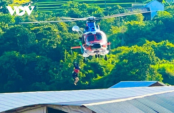 Giải cứu thành công người dân bị cô lập do mưa lũ ở các tỉnh miền núi phía Bắc - ảnh 5