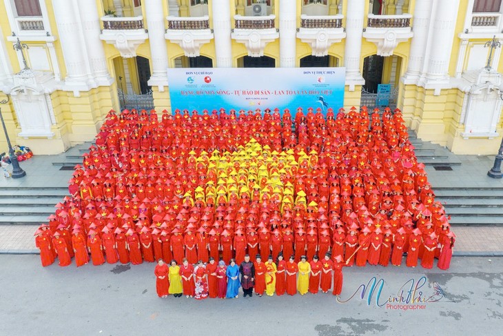 Lan toả hình ảnh áo dài Việt Nam trong những ngày thu lịch sử - ảnh 2