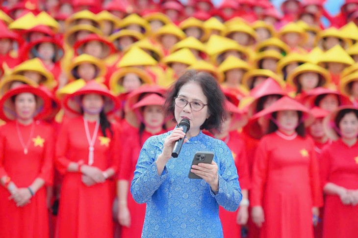 Lan toả hình ảnh áo dài Việt Nam trong những ngày thu lịch sử - ảnh 3