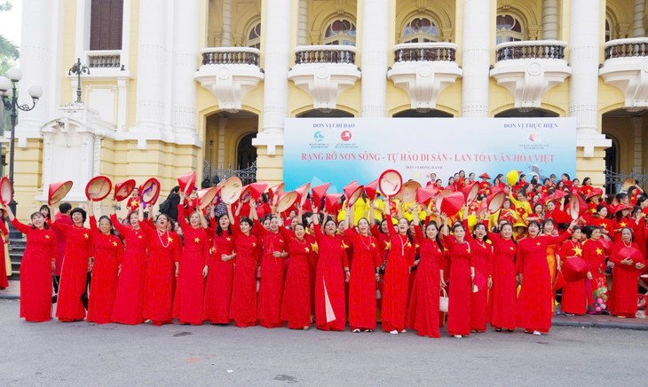 Lan toả hình ảnh áo dài Việt Nam trong những ngày thu lịch sử - ảnh 4