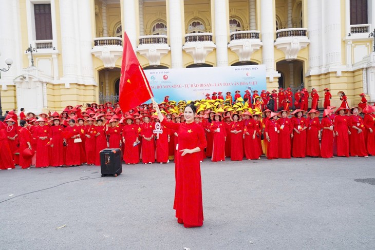 Lan toả hình ảnh áo dài Việt Nam trong những ngày thu lịch sử - ảnh 5