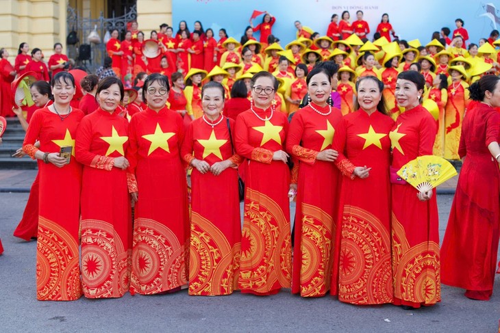 Lan toả hình ảnh áo dài Việt Nam trong những ngày thu lịch sử - ảnh 6