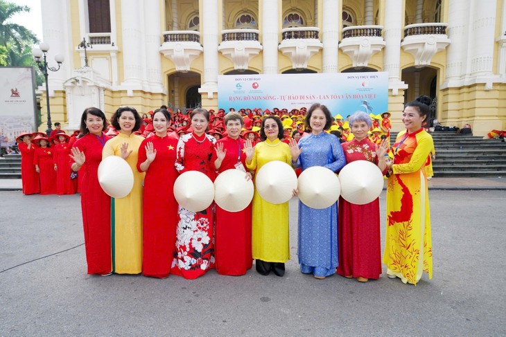 Lan toả hình ảnh áo dài Việt Nam trong những ngày thu lịch sử - ảnh 7