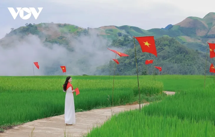 Con đường cờ Tổ quốc bừng sáng giữa trời thu Tây Bắc - ảnh 2