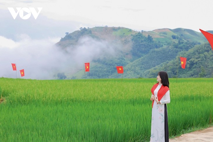 Con đường cờ Tổ quốc bừng sáng giữa trời thu Tây Bắc - ảnh 5