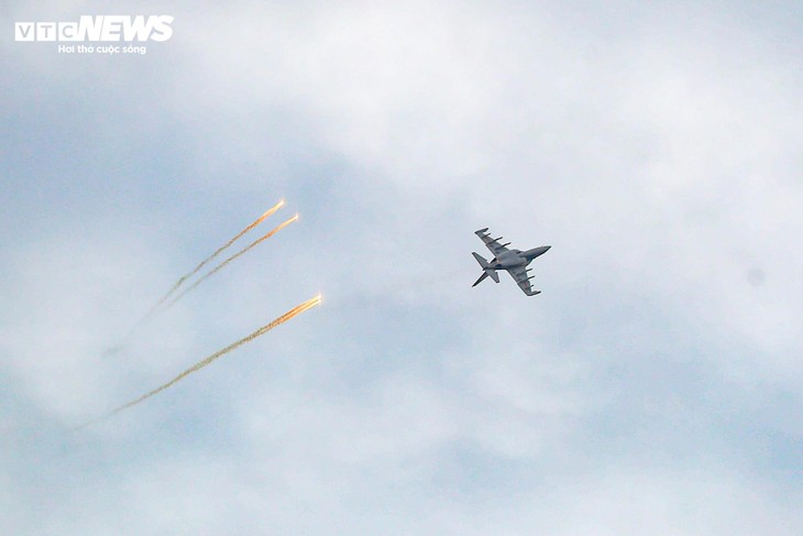 Mãn nhãn 'hổ mang chúa' Su-30MK2, Yak-130 thả bẫy nhiệt trên bầu trời Hà Nội - 3