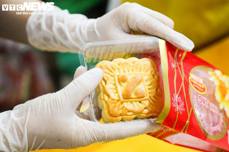 Cận cảnh cơ sở sản xuất bánh trung thu nức tiếng ở Hà Nội - ảnh 12