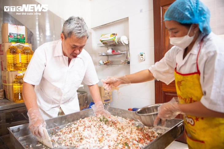 Cận cảnh cơ sở sản xuất bánh trung thu nức tiếng ở Hà Nội - ảnh 1