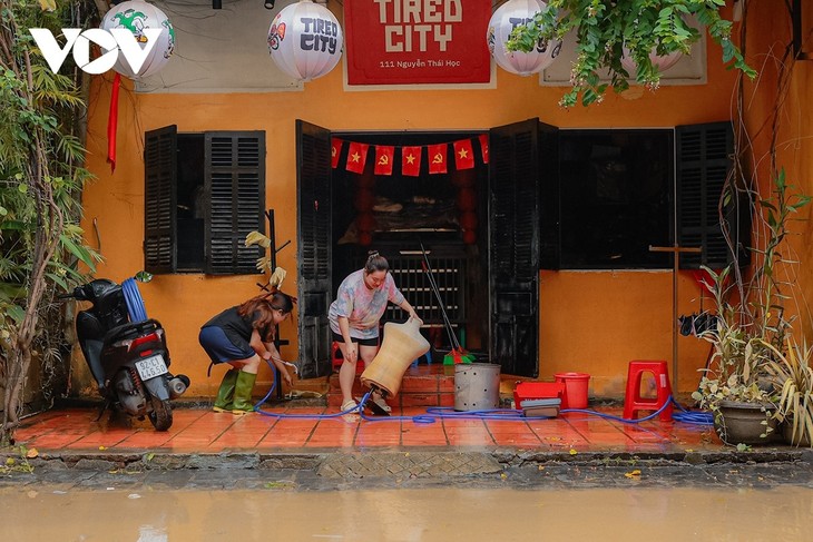 Hình ảnh Hội An tập trung khắc phục hậu quả lũ lụt - ảnh 14