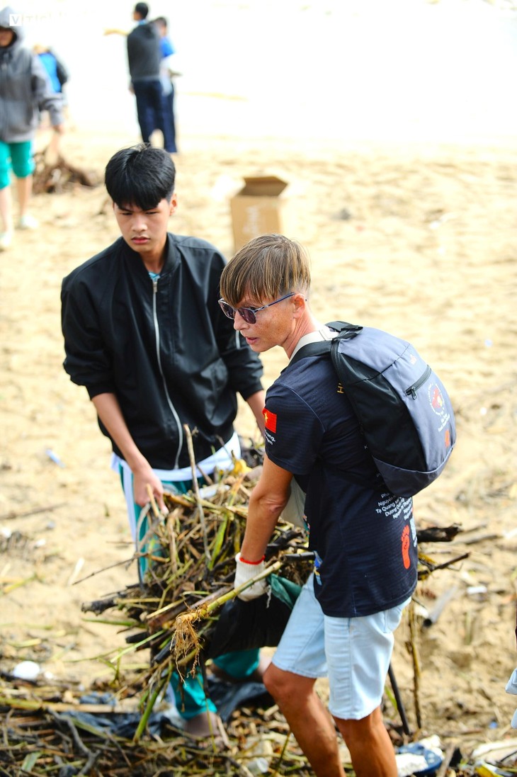 Du khách nước ngoài cùng người dân dọn rác trên biển Nha Trang sau lũ lịch sử - ảnh 15