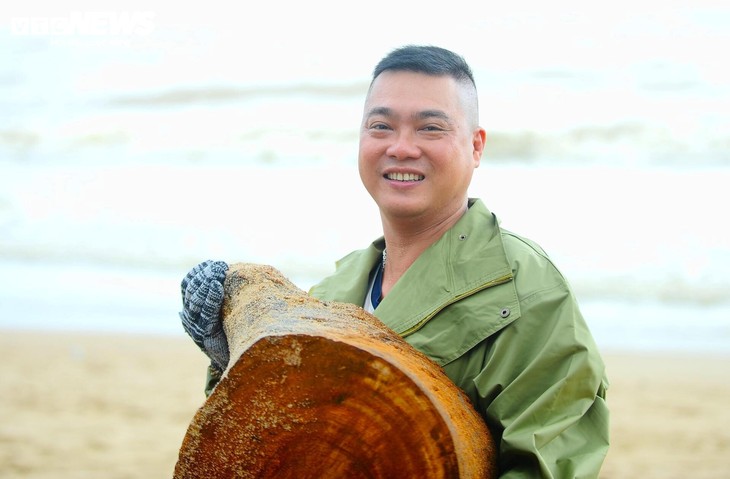 Du khách nước ngoài cùng người dân dọn rác trên biển Nha Trang sau lũ lịch sử - ảnh 17