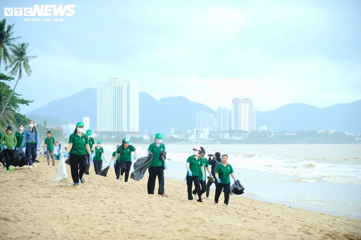 Du khách nước ngoài cùng người dân dọn rác trên biển Nha Trang sau lũ lịch sử - ảnh 18