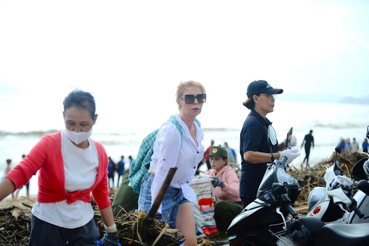 Du khách nước ngoài cùng người dân dọn rác trên biển Nha Trang sau lũ lịch sử - ảnh 1